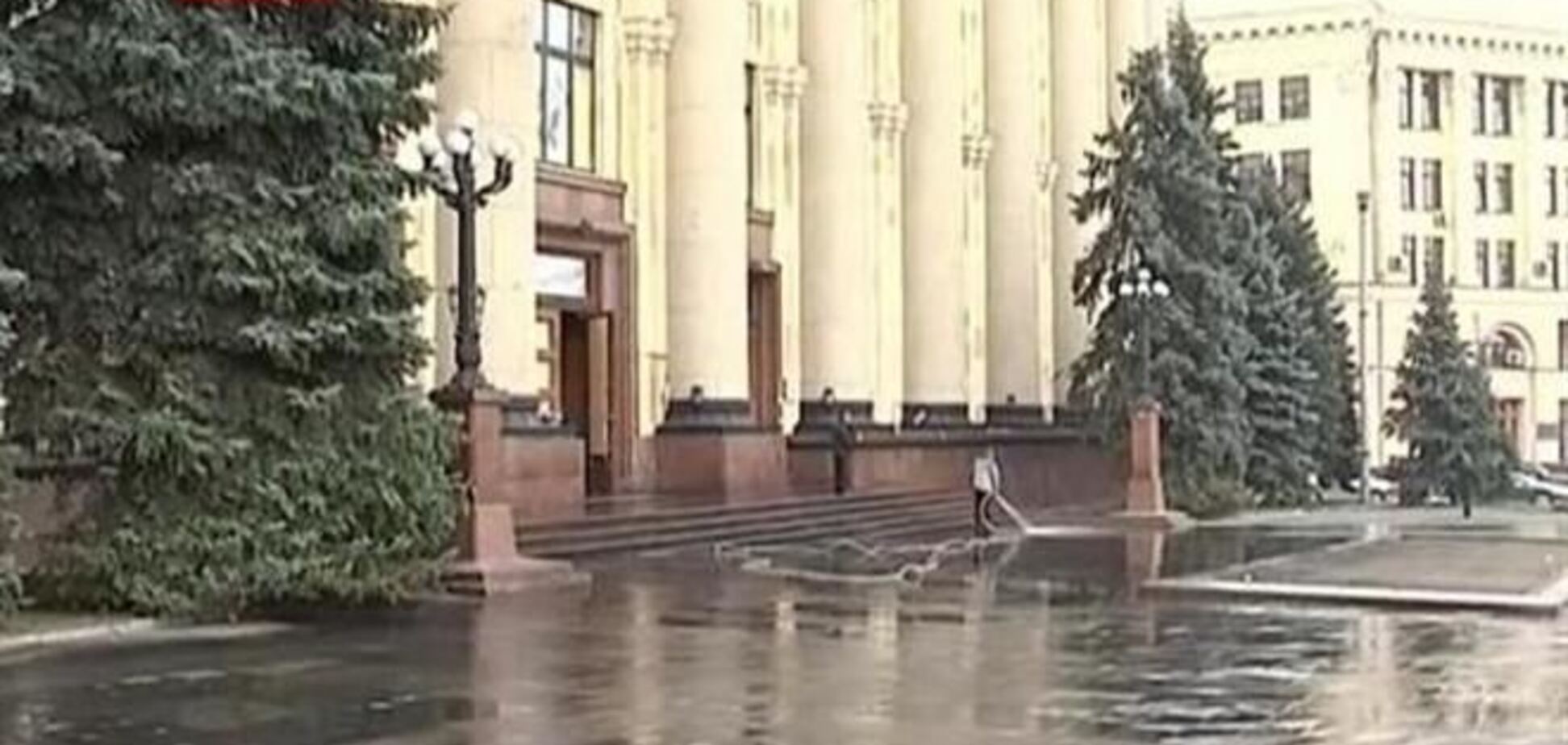 У звільненій від сепаратистів Харківської ОДА виявили гору бруківки