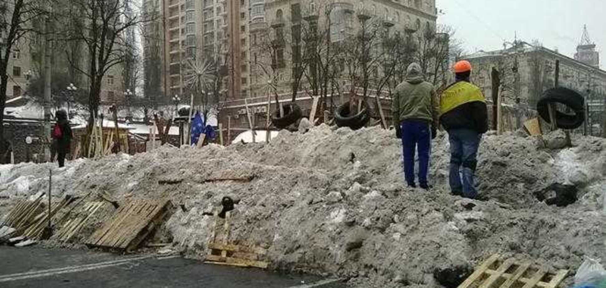 На Крещатике начался демонтаж баррикады