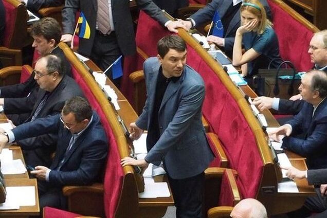 Провластных депутатов поймали на 'кнопкодавстве'