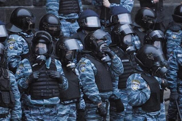 Базу 'Беркута' в Харькове блокируют молодчики в масках