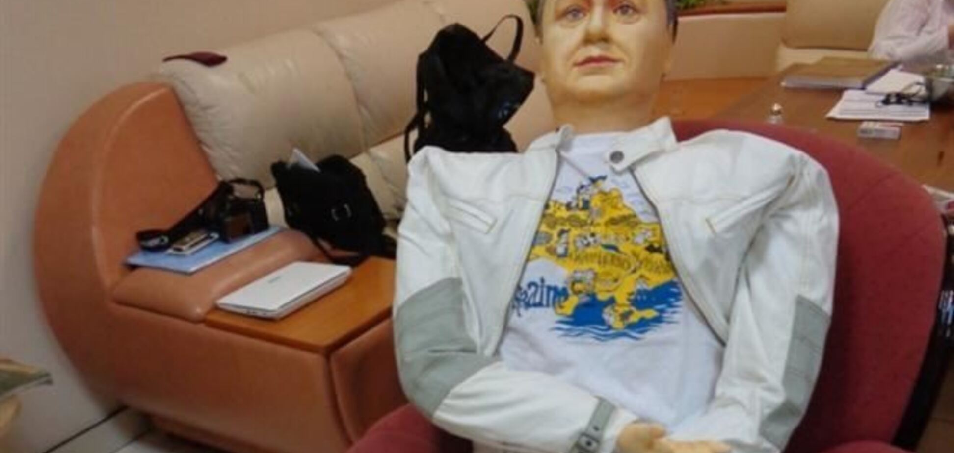 Куклу Януковича и картины из Межигорья покажут на выставке в музее