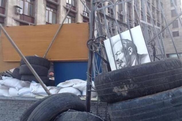 Донецькі сепаратисти 'посадили' Леніна за грати - фотофакт