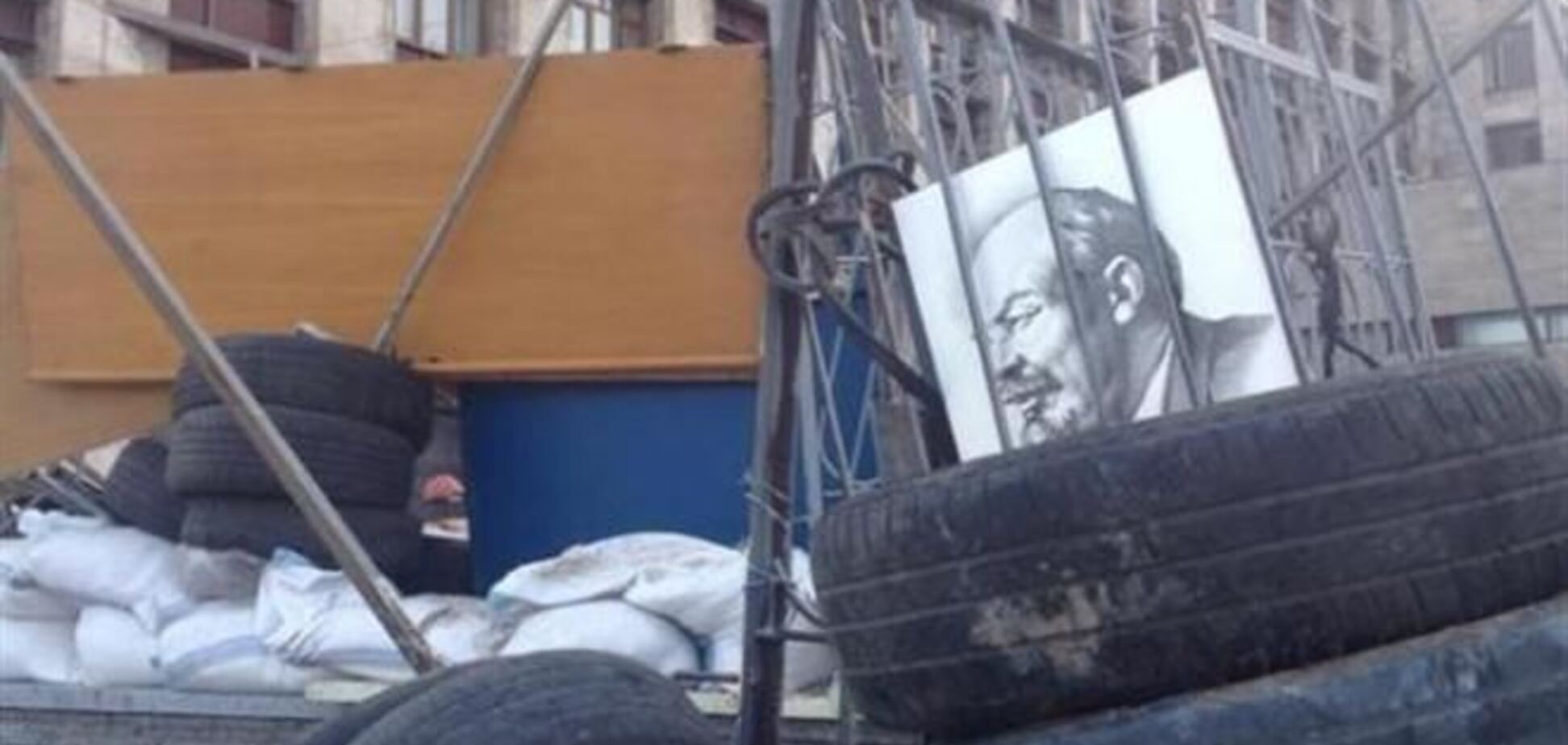 Донецкие сепаратисты 'посадили' Ленина за решетку - фотофакт