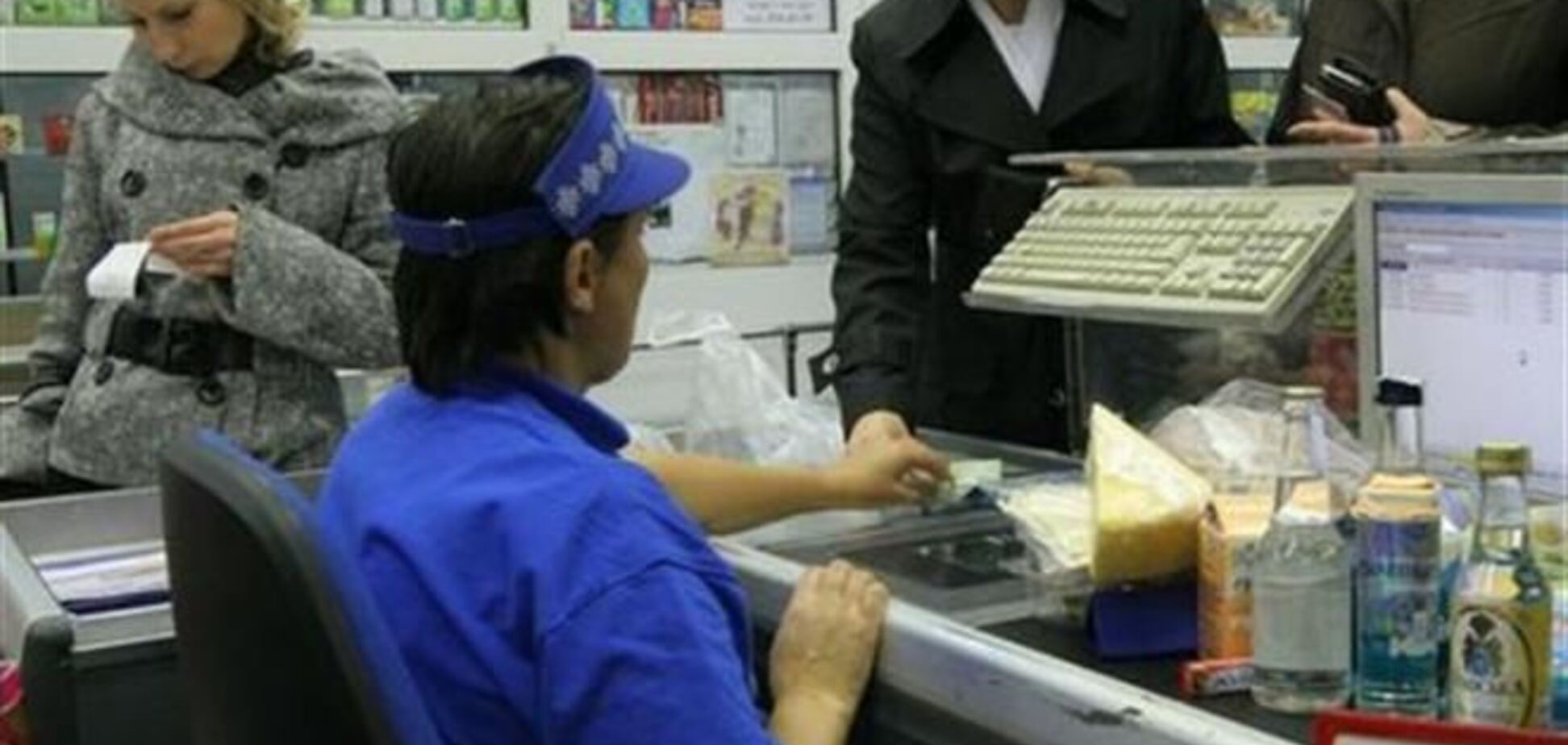 После снижения спроса на продукты в супермаркетах сокращают персонал