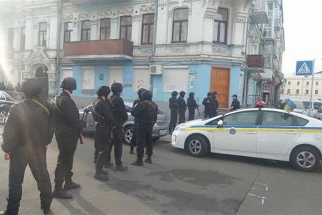 Милиция окружила оккупированный офис КПУ в Киеве