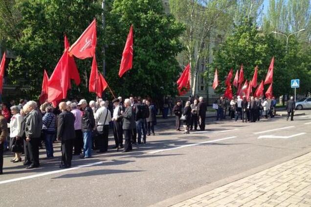 В Донецке около 100 коммунистов скандировали: 'Мир! Труд! Май!'