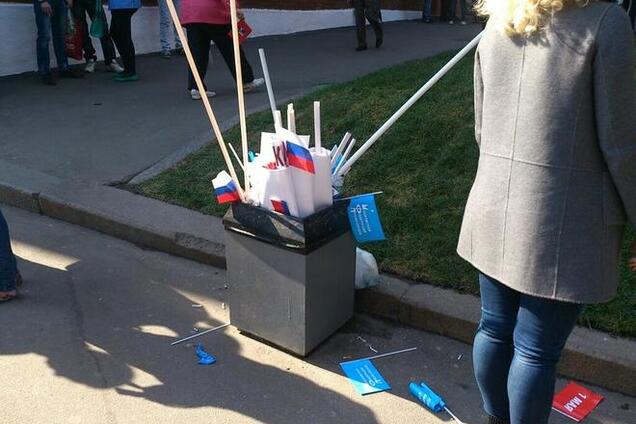 После первомайской демонстрации в Москве люди выбросили флаги РФ в мусорник