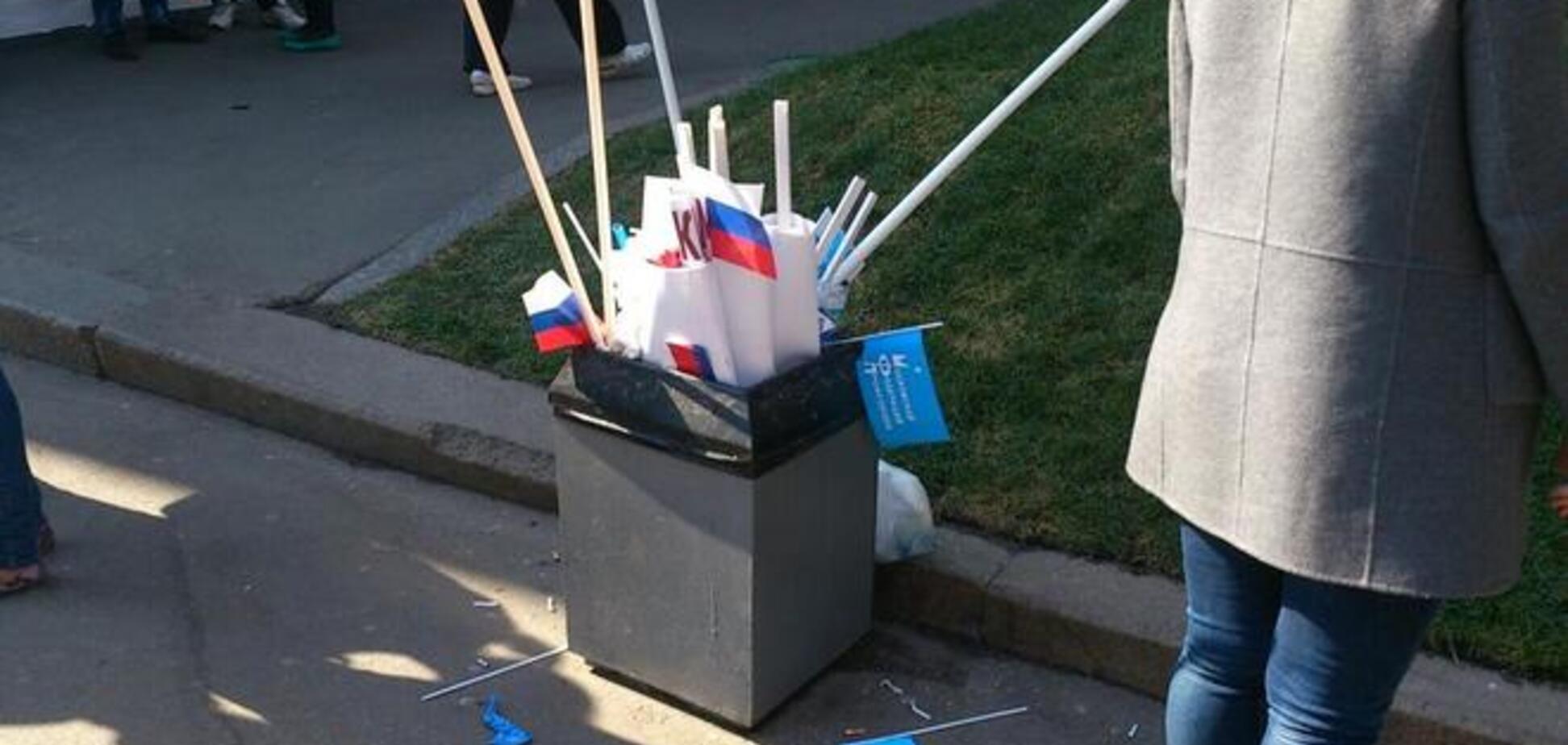 Після першотравневої демонстрації в Москві люди викинули прапори РФ у смітник