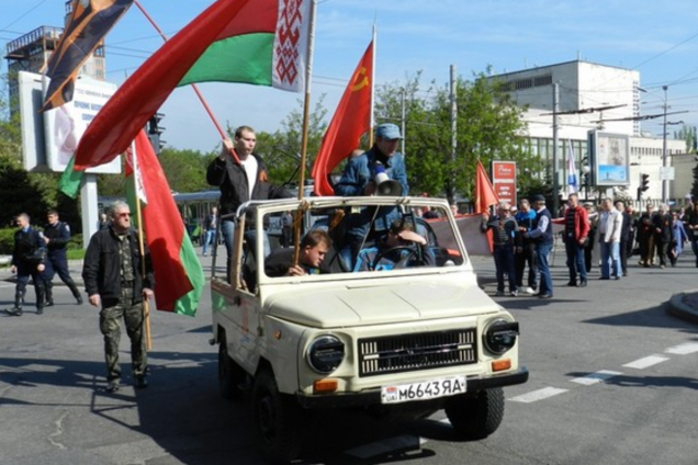 В Днепропетровске коммунисты митинговали с портретами Сталина, а патриоты рисовали мелками