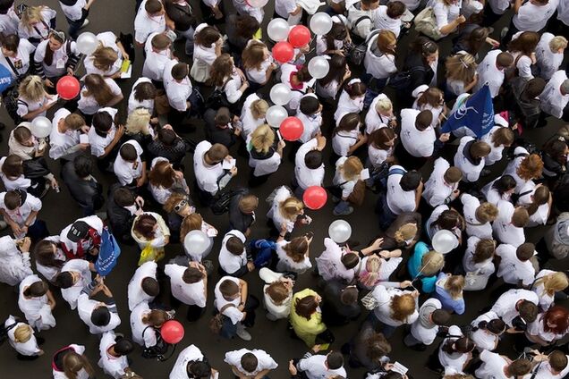 Россияне маршируют по Красной площади с лозунгами 'Донецк, Луганск - мы с вами'