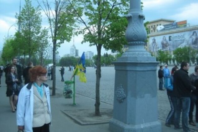 В Харькове федералисты сожгли, а потом выбросили в мусорку флаг Украины