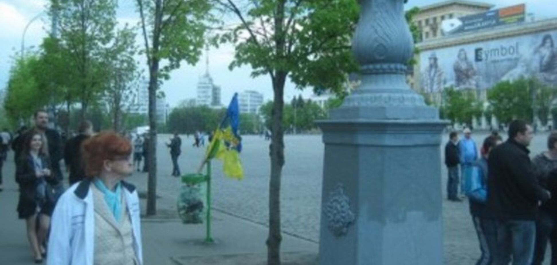 В Харькове федералисты сожгли, а потом выбросили в мусорку флаг Украины