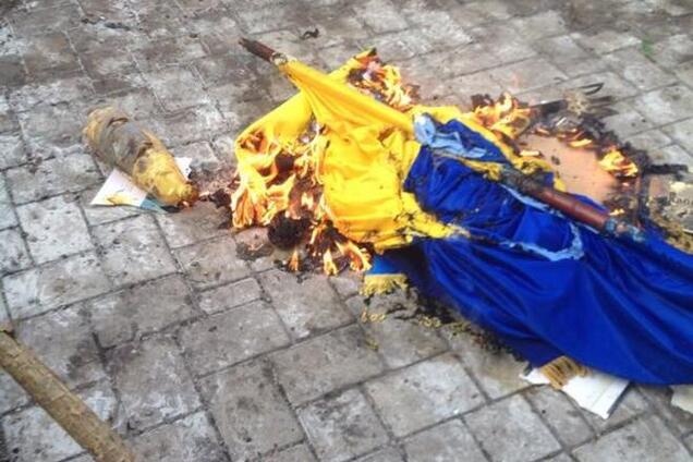 У захваченной прокуратуры в Донецке под крики 'Россия' сожгли флаг Украины