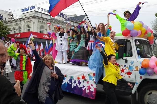 Крымчан на Первомай заставили 'добровольно' надеть кокошники - СМИ