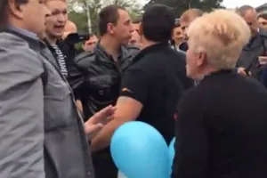 В Симферополе пропутинская бабушка атаковала молодежь с криками "під***сів на гілляку"