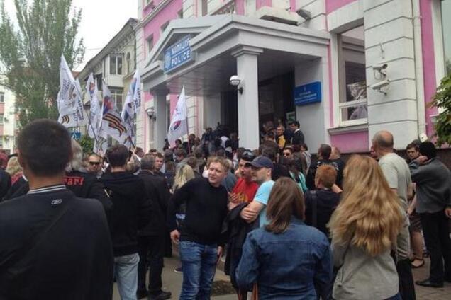 Пособники террористов пикетируют Донецкое горуправление милиции