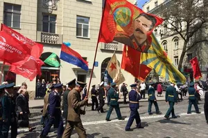 В Харькове коммунисты и сепаратисты провели шествие против "хунты"