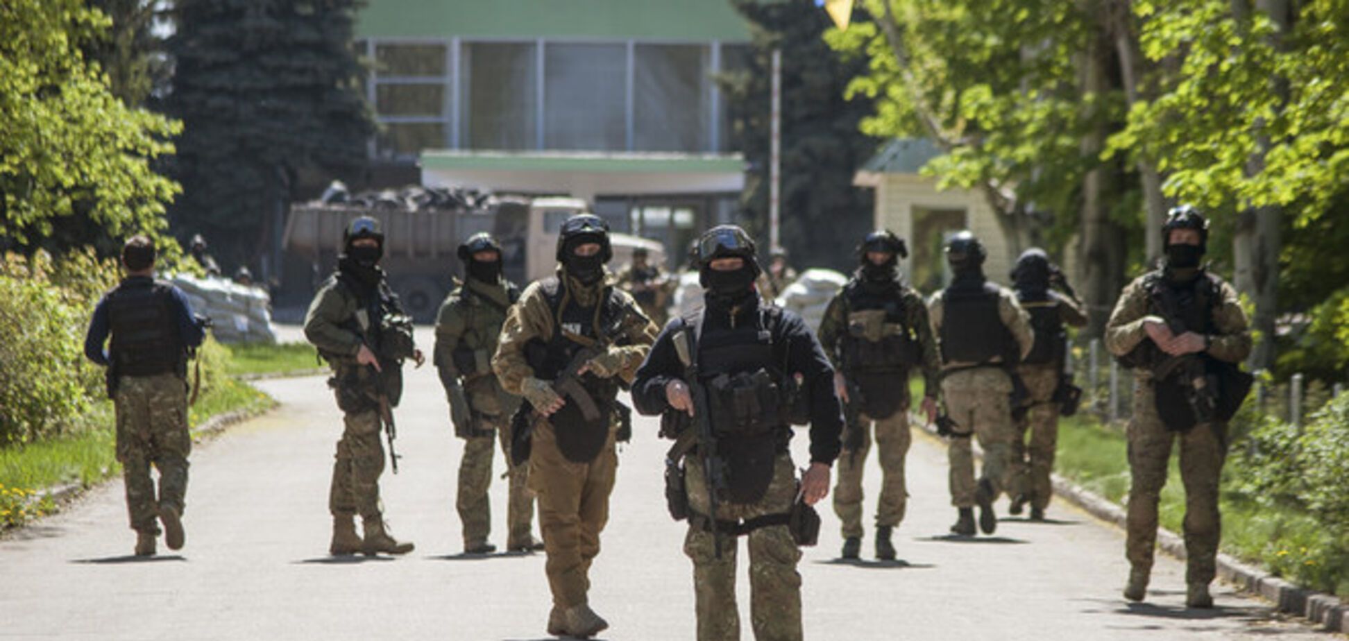 У Донецькій області терористи заволоділи зброєю патруля ДАІ