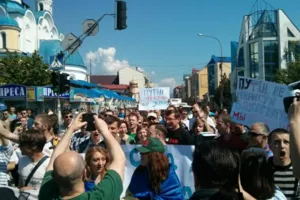 В Ужгороде пели "Путин - х**ло", а Львов вообще проигнорировал Первомай