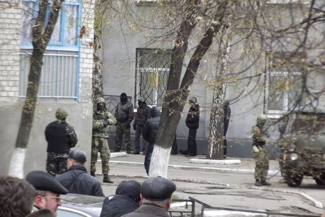 Террористы захватили в Горловке прокуратуру и устроили костер из уголовных дел