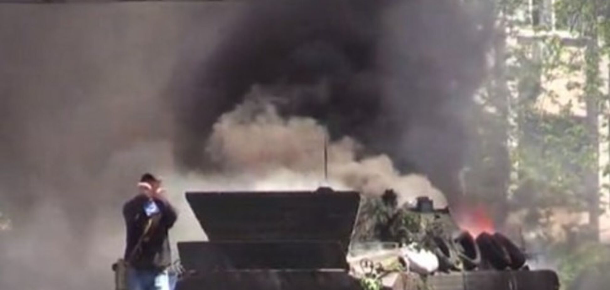 У центрі Маріуполя - вибухи і постріли, горить БМП. Відеотрансляція