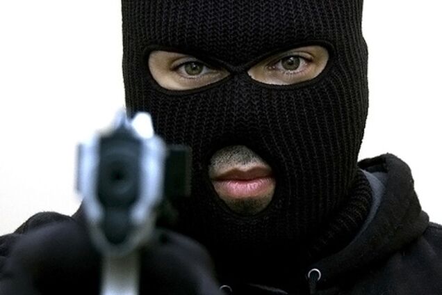 В Луганске молодчики в масках выстрелили в прохожего из автомата