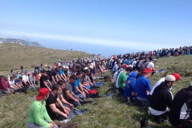 Дві тисячі кримських татар піднялися в гори з українськими прапорами 