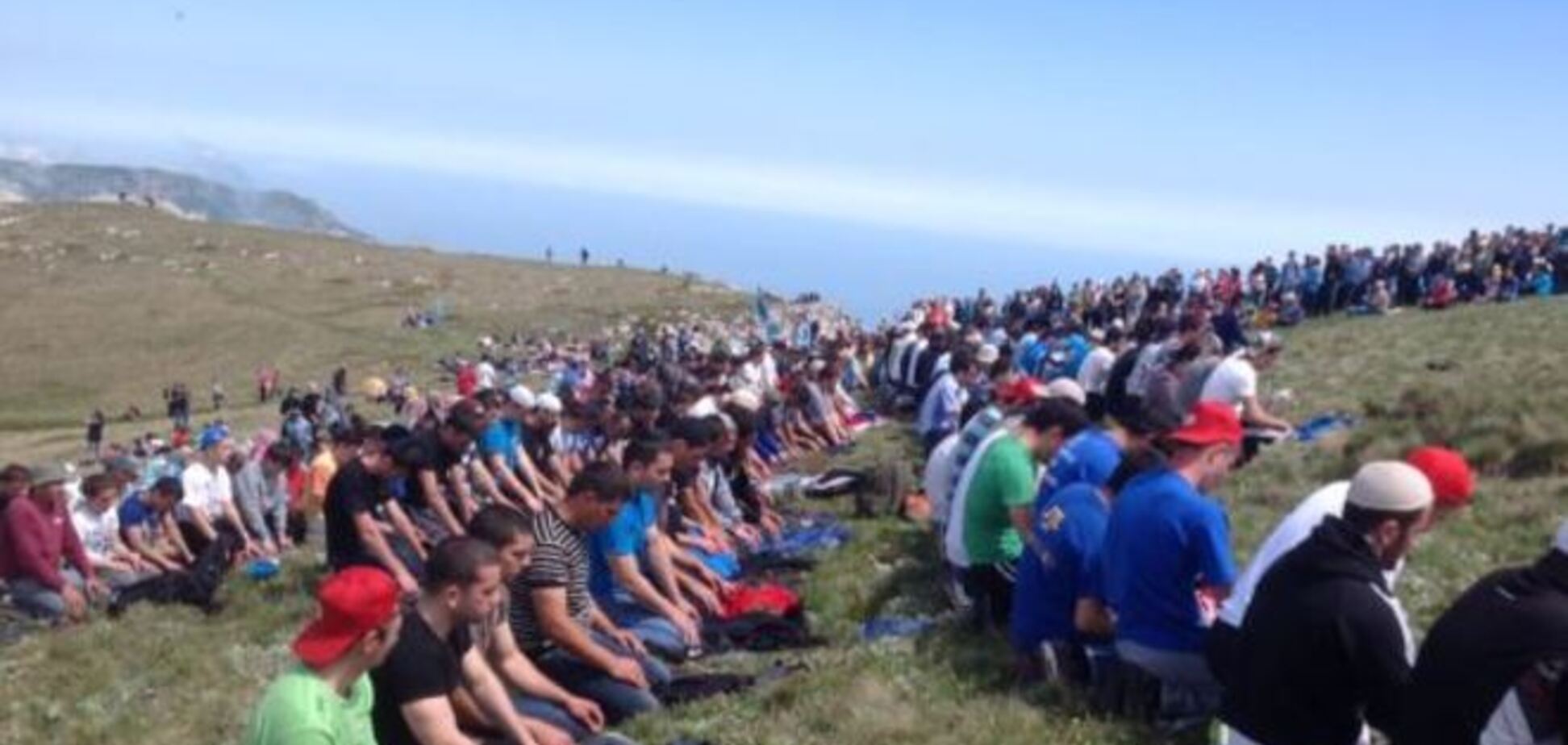 Две тысячи крымских татар поднялись в горы с украинскими флагами  