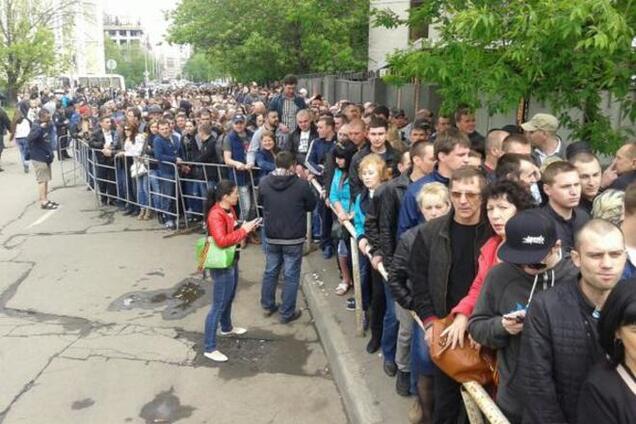 У Москві вишикувалася величезна черга бажаючих голосувати на 'референдумі'