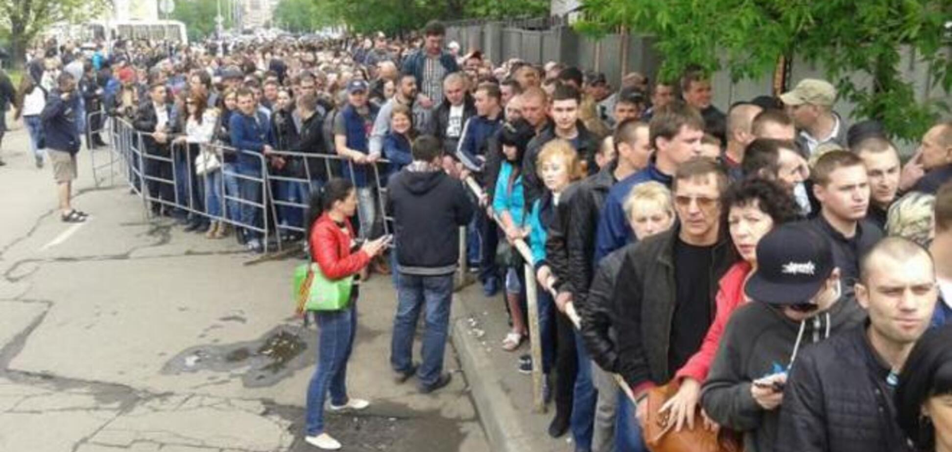 В Москве выстроилась огромная очередь желающих голосовать на 'референдуме'