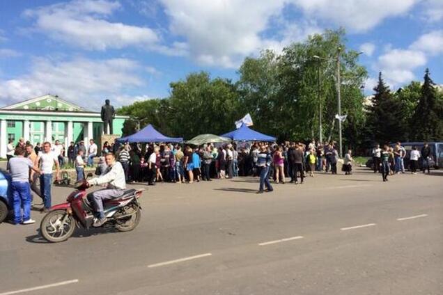На 'референдуме' ДНР на Донетчине угощают проголосовавших водкой - СМИ