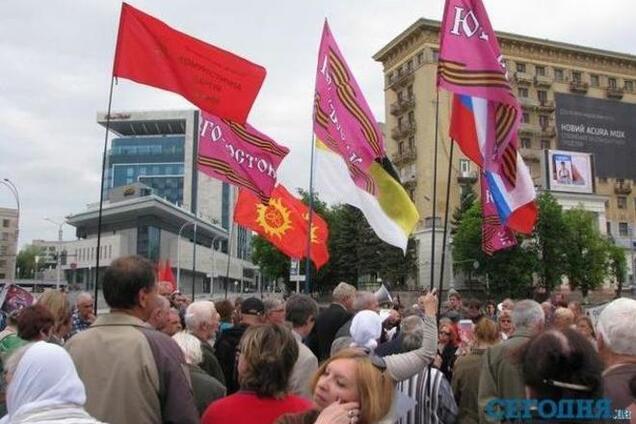 У Харкові мітинг на підтримку 'референдумів' розігнав дощ