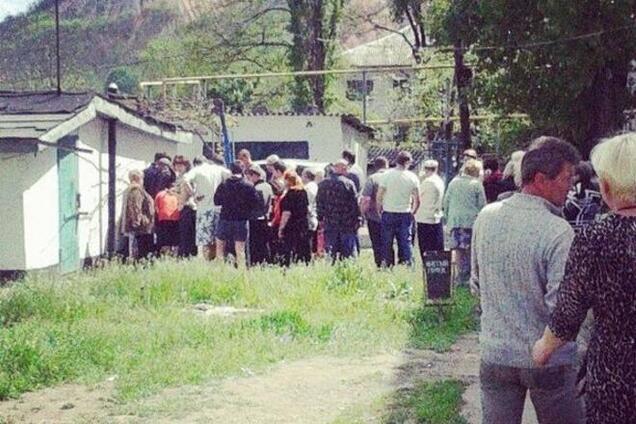 На Донетчине террористы устроили 'референдум' в гаражах. Фотофакт