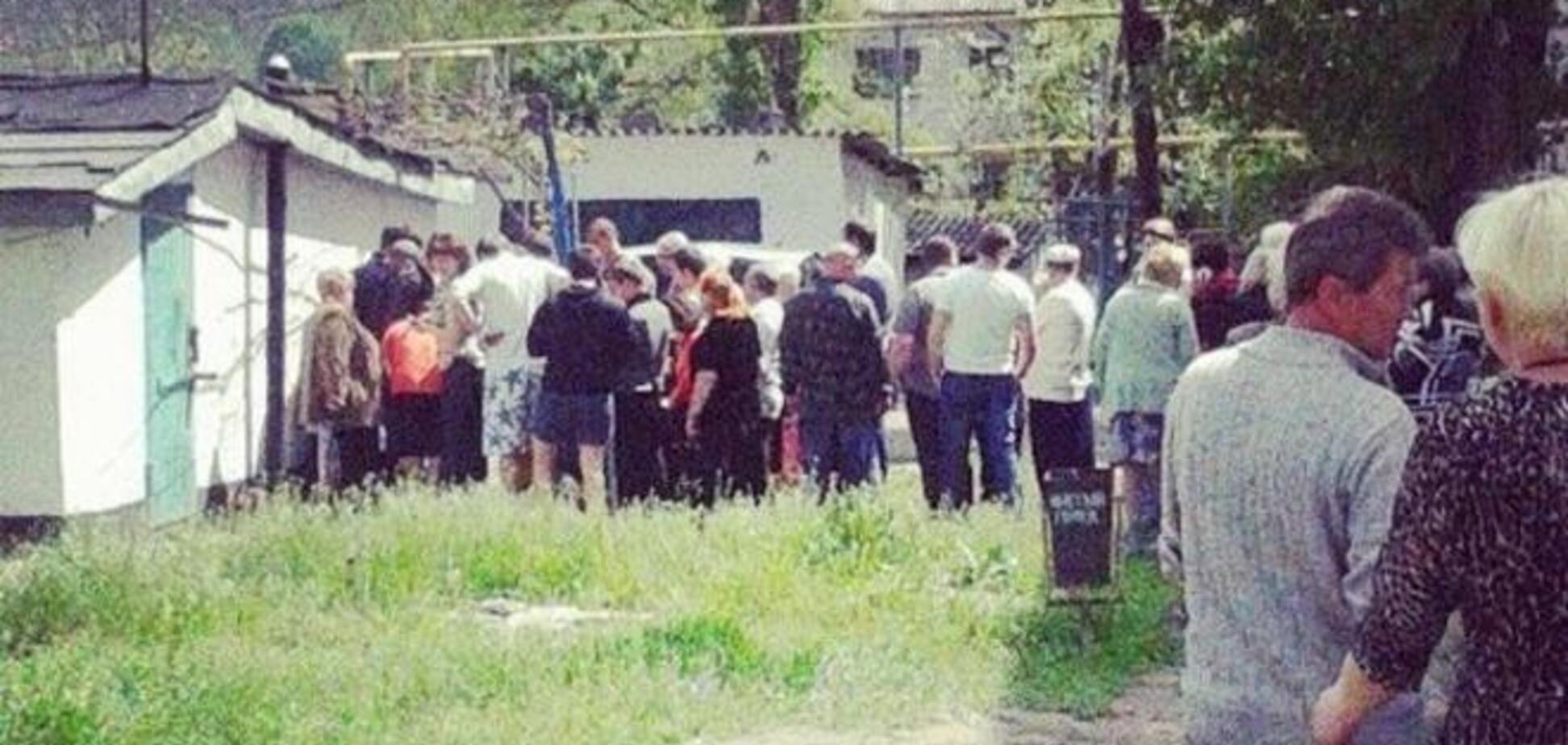На Донеччині терористи влаштували 'референдум' в гаражах. Фотофакт