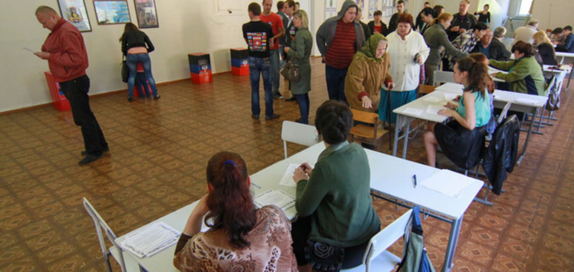 В Мариуполе на 'референдуме' голосуют без кабинок, прямо у стола с бюллетенями – СМИ