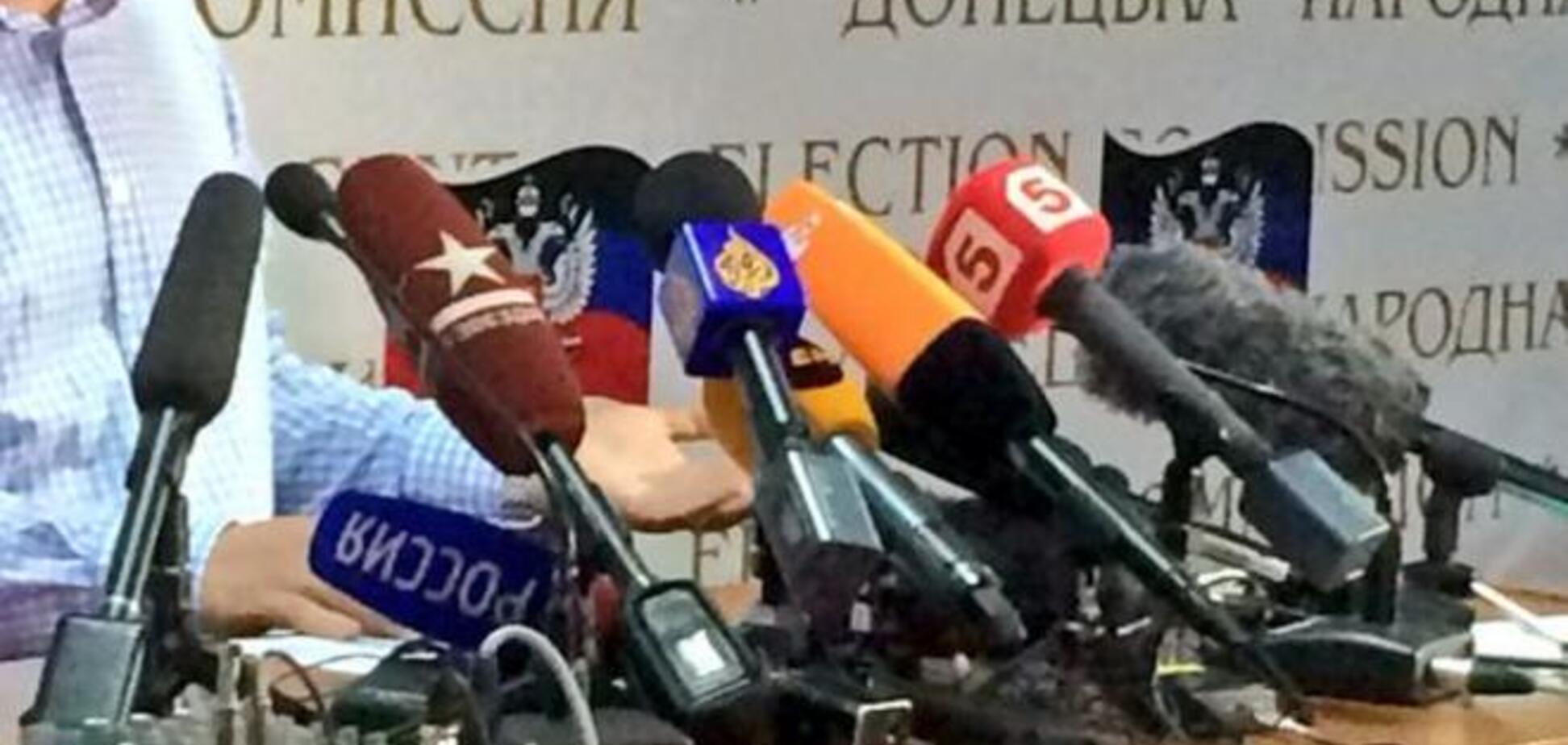 После оглашения результатов 'референдума' в Донецкой области микрофон канала 'Россия 1' упал. Фотофакт