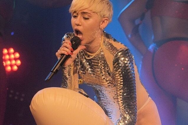 Майли Сайрус в Лондоне занялась публичным самоудовлетворением