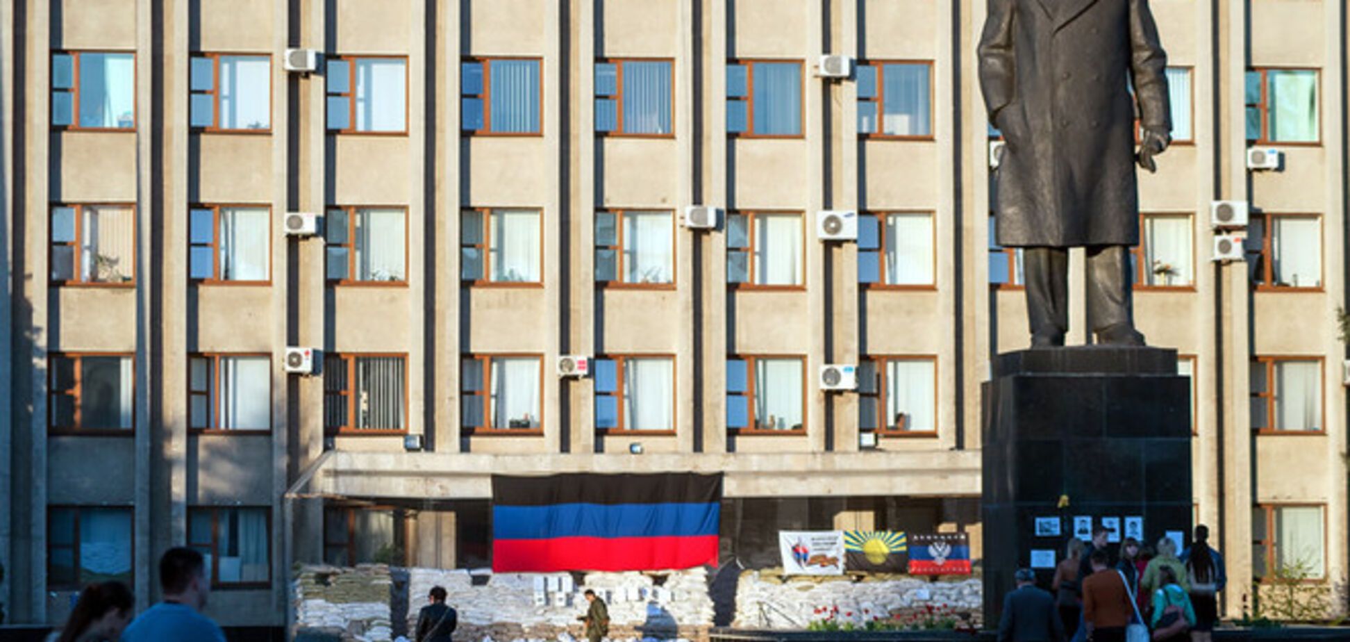 Дружинники Ахметова без оружия патрулируют Мариуполь – журналист