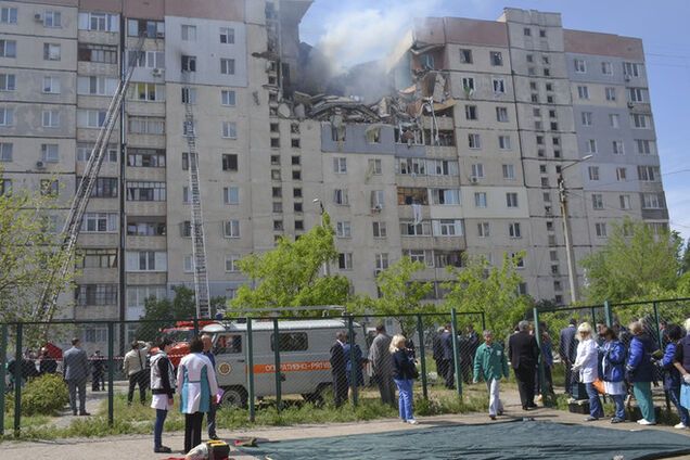 СМИ: под завалами дома в Николаеве остаются живые люди