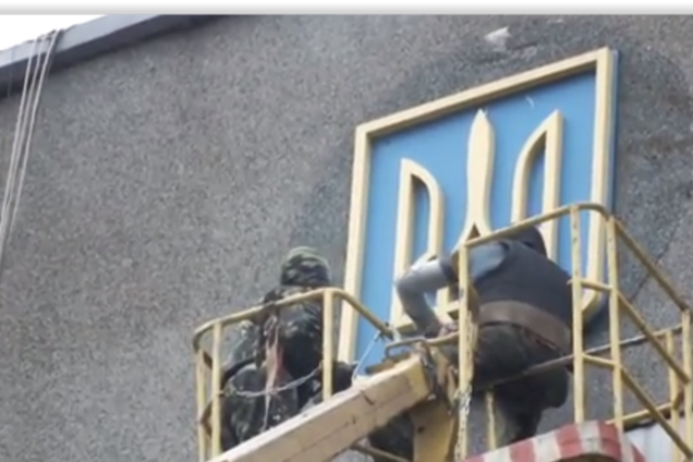 В Макеевке с исполкома сняли Герб Украины