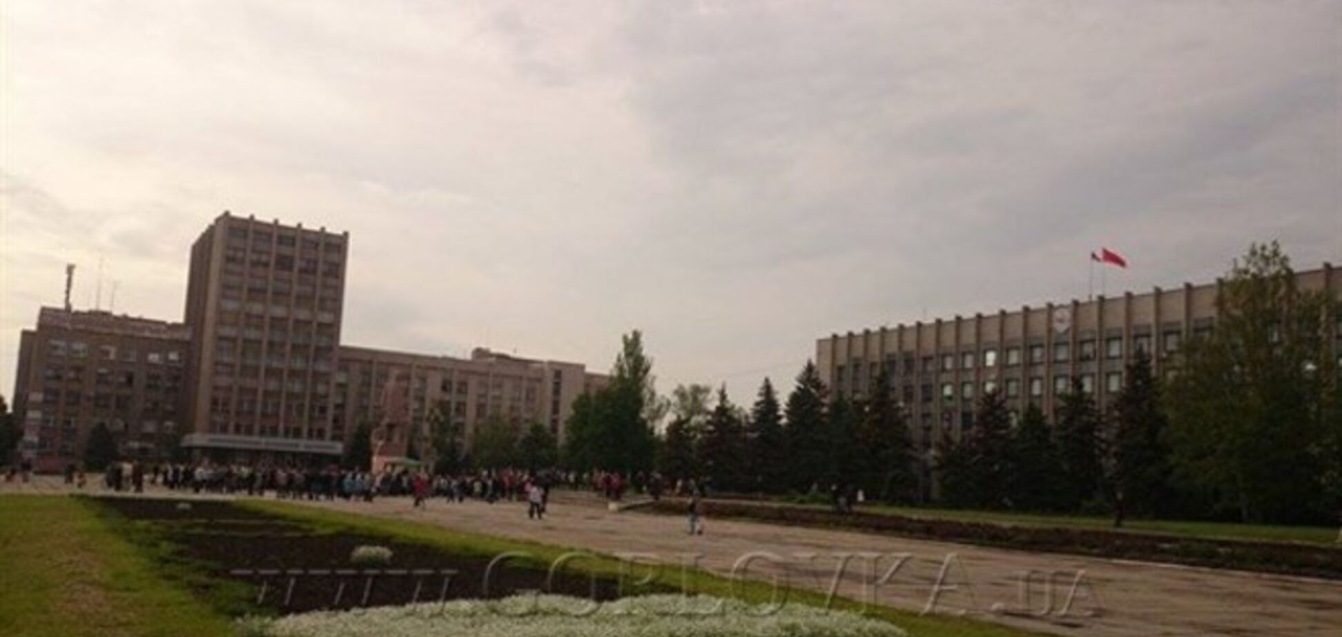 Над горсоветом Горловки появился флаг СССР. Фотофакт