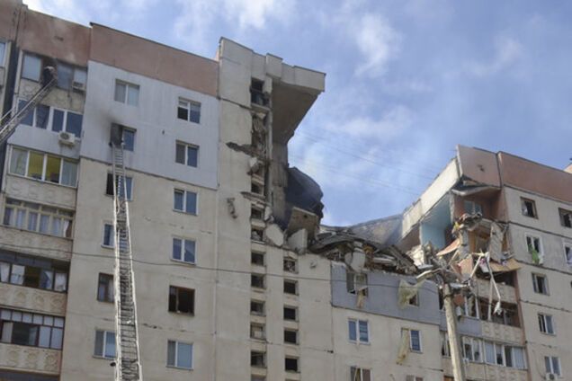 Миколаївські рятувальники знайшли місце, де під руїнами будинку, що вибухнув знаходиться дівчина