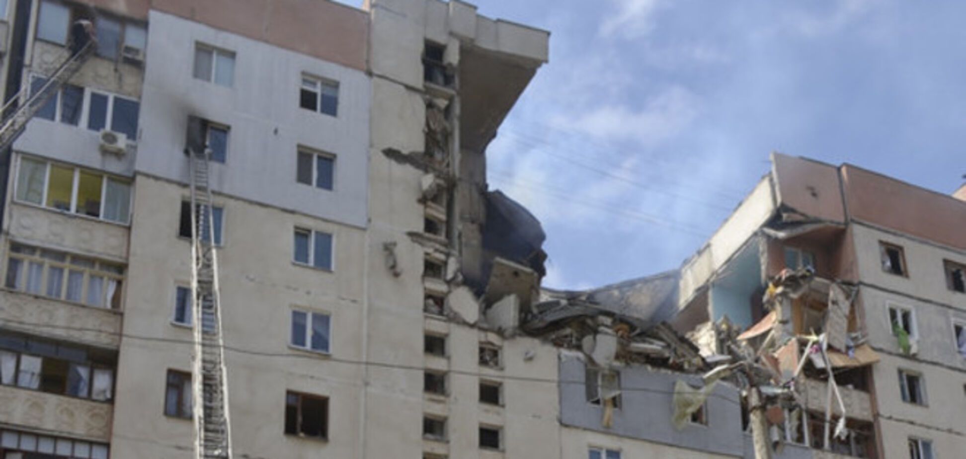 Николаевские спасатели нашли место, где под руинами взорвавшегося дома находится девушка