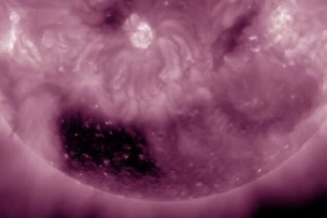 Астрономы заметили на Солнце огромную дыру