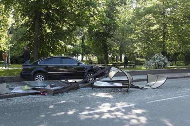 В Киеве иномарка снесла остановку