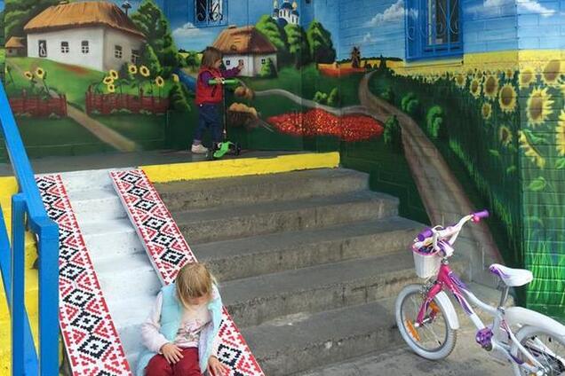 Киевлянка превратила подъезд своего дома в патриотическую сказку