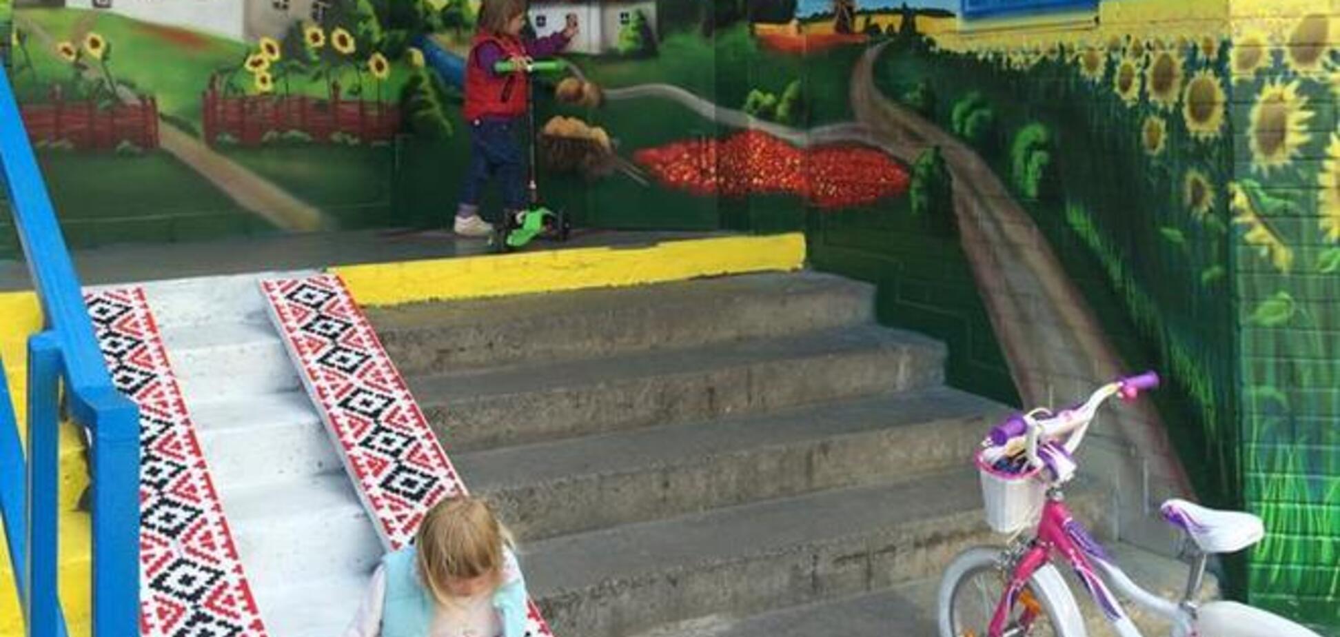 Киевлянка превратила подъезд своего дома в патриотическую сказку