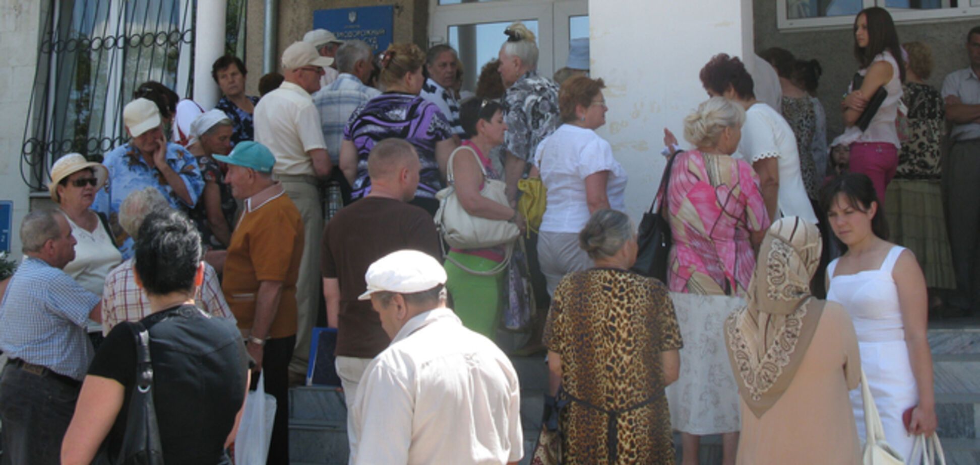 В Симферополе люди сутками стоят в очередях, чтобы оплатить коммунальные счета