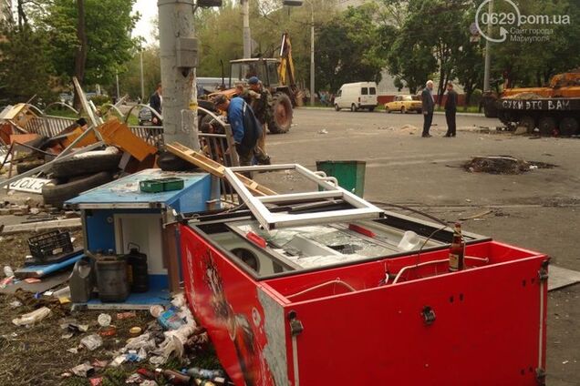 Центр Мариуполя очистили от баррикад. Фотофакт