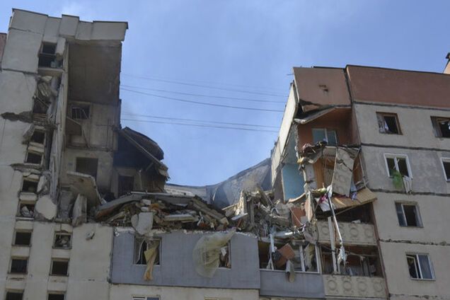 Спасатели нашли живого человека под завалами взорвавшейся многоэтажки в Николаеве